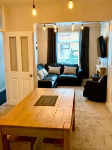 un soggiorno con tavolo e divano di Durham House - Fantastic Location and Great Price in Scarborough a Scarborough