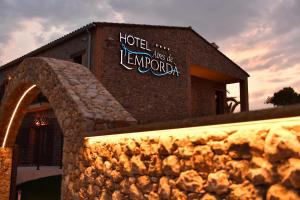 een hotel met een bord aan de zijkant van een gebouw bij Hotel Aires de l'Emporda in Vilacolum