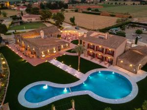 vista aerea su un palazzo con piscina di Hotel Aires de l'Emporda a Vilacolum