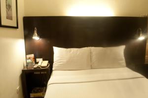 Tempat tidur dalam kamar di Pearl Lane Hotel
