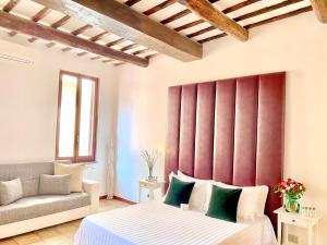 Un dormitorio con una cama grande y un sofá. en Palace Fontana Di Trevi Prestige, en Roma