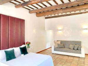 una sala de estar con una cama y un sofá en Palace Fontana Di Trevi Prestige, en Roma