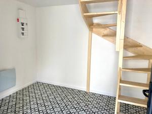 a room with a ladder next to a wall at Bel Air 1 in Fougeré