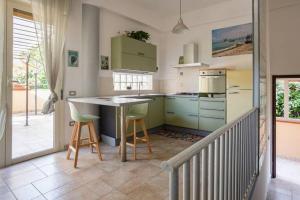 Kjøkken eller kjøkkenkrok på Appartamento Fronte Mare - parcheggio privato