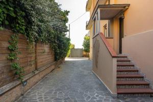 an alley with a staircase next to a building at Appartamento Fronte Mare - parcheggio privato in Pescara