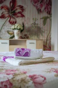 un par de toallas sentadas encima de una cama en Holiday Home Ajna, en Bihać