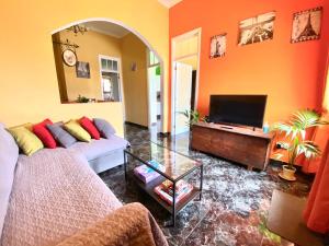 ein Wohnzimmer mit einem Sofa und einem Flachbild-TV in der Unterkunft Velhoco 2 in Santa Cruz de la Palma