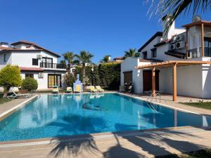 - une piscine en face d'une maison dans l'établissement Fun&Sun Luxury River Villa With Amazing Landscape, à Belek