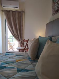sypialnia z łóżkiem i oknem w obiekcie Apartment My Site Alvor w Alvor