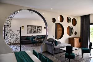 a hotel room with a bed and a mirror at Oscar Hotel by Atlas Studios in Ouarzazate