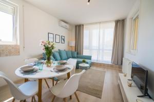 Afbeelding uit fotogalerij van MyFlat Golden Coast Panorama Apartment in Siófok