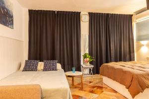 una camera con letto, divano e finestra di Lovely and Quiet Marbella a Marbella