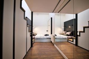 - un couloir avec 2 lits et un miroir dans l'établissement Last floor two level apartment with fantastic view, à Riga
