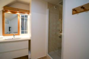 La salle de bains est pourvue d'un lavabo et d'une douche. dans l'établissement Les Aravis - Apartment for 6 people 5min from the lake, à Giez
