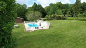 an overhead view of a swimming pool in a yard at La Métairie près de Bordeaux in Haux