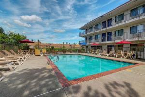 a swimming pool with chairs and a hotel at Motel 6-Kirkland, WA - North Kirkland in Kirkland