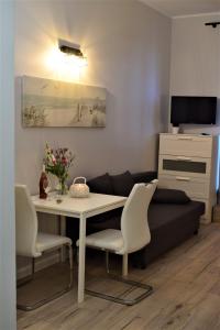 TV a/nebo společenská místnost v ubytování Rewianka Apartamenty przy samej plaży