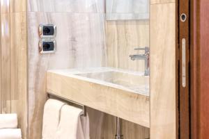 a bathroom with a sink and a mirror at Hotel Leonardo in Venice