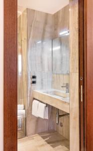 bagno con lavandino e specchio di Hotel Leonardo a Venezia