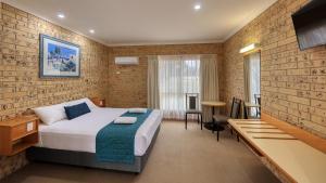 Postel nebo postele na pokoji v ubytování Mulga Country Motor Inn