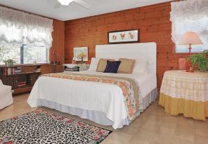 Ein Bett oder Betten in einem Zimmer der Unterkunft Deja View Cabin