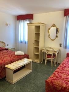 A bed or beds in a room at Hotel Leonardo