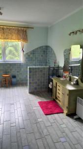 a bathroom with a counter and a sink and a window at Dom gościnny LERKA - 240 m2 Mazury jeziora lasy in Łąkorz