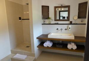 Ванная комната в Marigot Palms Luxury Caribbean Apartment Suites
