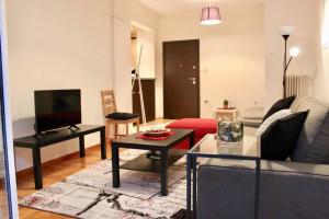 Televízia a/alebo spoločenská miestnosť v ubytovaní 7 Steps Apartment Metro Syggrou Fix near Acropolis