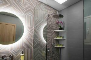Kúpeľňa v ubytovaní 7 Steps Apartment Metro Syggrou Fix near Acropolis + 37 fotografií