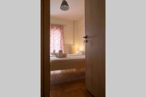 Posteľ alebo postele v izbe v ubytovaní 7 Steps Apartment Metro Syggrou Fix near Acropolis