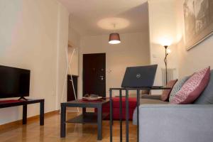 Televízia a/alebo spoločenská miestnosť v ubytovaní 7 Steps Apartment Metro Syggrou Fix near Acropolis