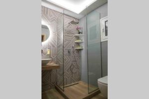 Kúpeľňa v ubytovaní 7 Steps Apartment Metro Syggrou Fix near Acropolis