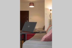 Televízia a/alebo spoločenská miestnosť v ubytovaní 7 Steps Apartment Metro Syggrou Fix near Acropolis