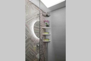 Kúpeľňa v ubytovaní 7 Steps Apartment Metro Syggrou Fix near Acropolis