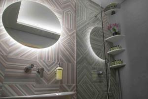 Kúpeľňa v ubytovaní 7 Steps Apartment Metro Syggrou Fix near Acropolis