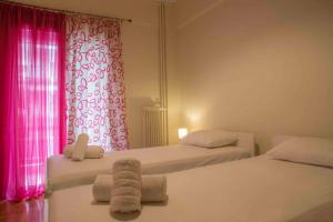 Posteľ alebo postele v izbe v ubytovaní 7 Steps Apartment Metro Syggrou Fix near Acropolis