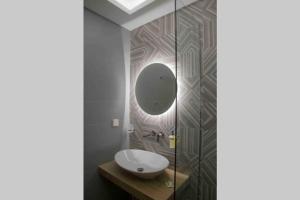Kúpeľňa v ubytovaní 7 Steps Apartment Metro Syggrou Fix near Acropolis