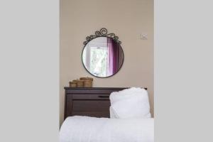 Posteľ alebo postele v izbe v ubytovaní 7 Steps Apartment Metro Syggrou Fix near Acropolis