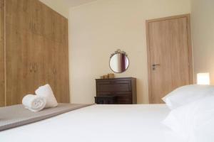 Posteľ alebo postele v izbe v ubytovaní 7 Steps Apartment Metro Syggrou Fix near Acropolis