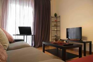 Televízia a/alebo spoločenská miestnosť v ubytovaní 7 Steps Apartment Metro Syggrou Fix near Acropolis