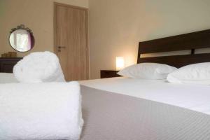 Posteľ alebo postele v izbe v ubytovaní 7 Steps Apartment Metro Syggrou Fix near Acropolis