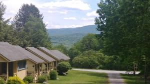 una fila de casas con montañas en el fondo en Serenity Motel, en Shaftsbury