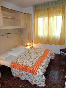 ポルト・サンタ・マルゲリータ・ディ・カオルレにあるHoliday home in Porto Santa Margherita 24771のベッドルーム1室(オレンジの毛布付きのベッド1台付)