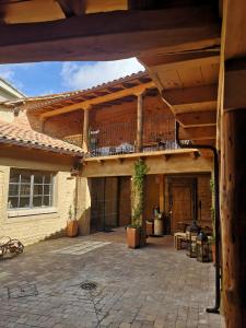 einen Außenblick auf ein Haus mit einem Balkon in der Unterkunft L' Abilleiru Albergue Rural in Santibáñez de Valdeiglesias