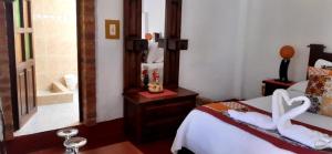 una camera da letto con un letto con asciugamani sopra di Hospedería Colonial de Villa de Leyva a Villa de Leyva Altre 59 foto