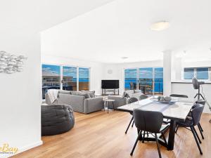 Μια τηλεόραση ή/και κέντρο ψυχαγωγίας στο Breakwater Apartment 402