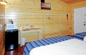 เตียงในห้องที่ Wimberley Log Cabins Resort and Suites- Unit 5