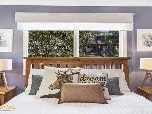 Dormitorio con cama con almohada de cabeza de ciervo en Morton Cottage at Lemon Tree en Lemon Tree Passage
