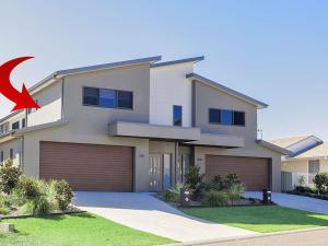 フィンガル・ベイにあるForever Fingal 205 Rocky Pointの赤矢印の家